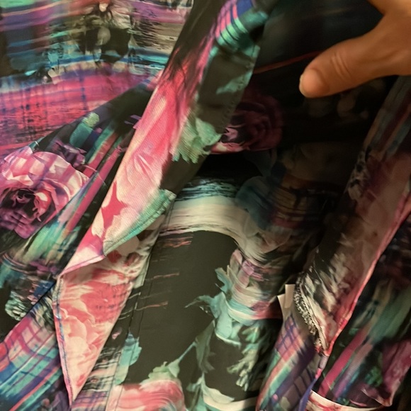 Gorgeous Blouse - Picture 10 of 10